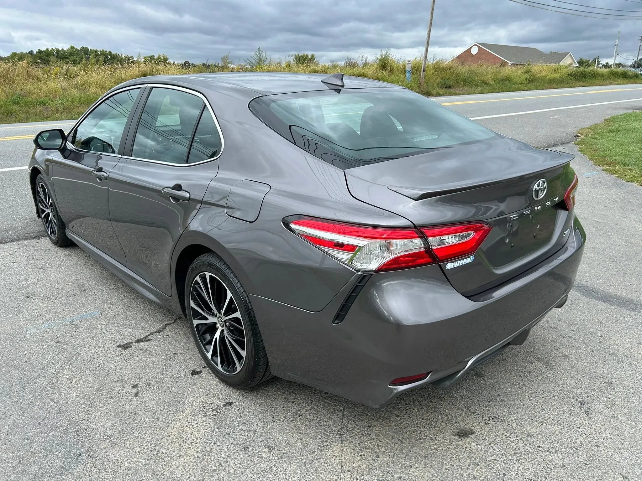 Used 2020 Toyota Camry SE w/ Convenience Package FWD image 8