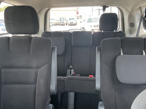 Used 2017 Dodge Grand Caravan SE w/ UConnect Hands-Free Group FWD image 16
