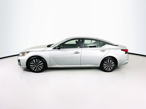 Used 2024 Nissan Altima 2.5 SV image 4