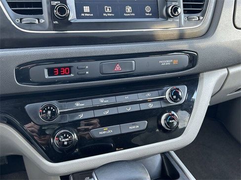 Used 2017 Kia Sedona LX w/ LX Essentials Premium Package image 21