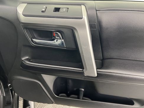 Used 2017 Toyota 4Runner SR5 AWD/4WD image 23