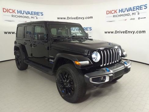 Used 2022 Jeep Wrangler Unlimited Sahara w/ Cold Weather Group image 3