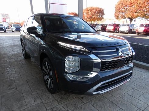 New 2025 Mitsubishi Outlander SE image 3