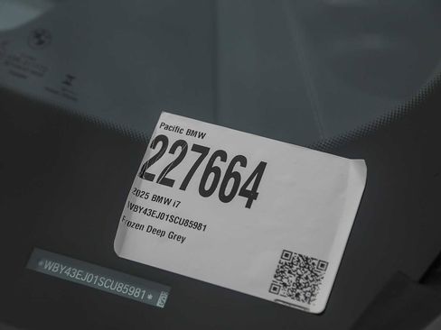 Used 2025 BMW i7 eDrive50 w/ M Sport Package image 24