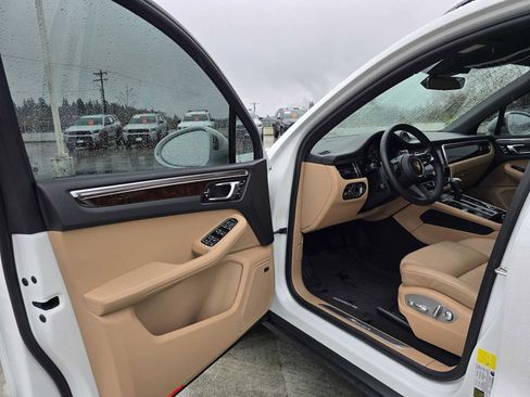 Used 2025 Porsche Macan AWD/4WD image 19