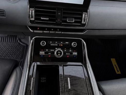 Used 2018 Lincoln Navigator L Select RWD image 13