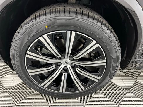 Used 2025 Volvo XC90 B6 Plus image 11