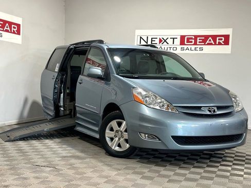 Used 2010 Toyota Sienna XLE image 1