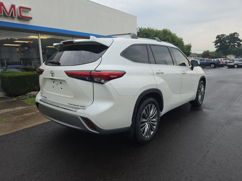 Used 2021 Toyota Highlander Platinum AWD/4WD image 3