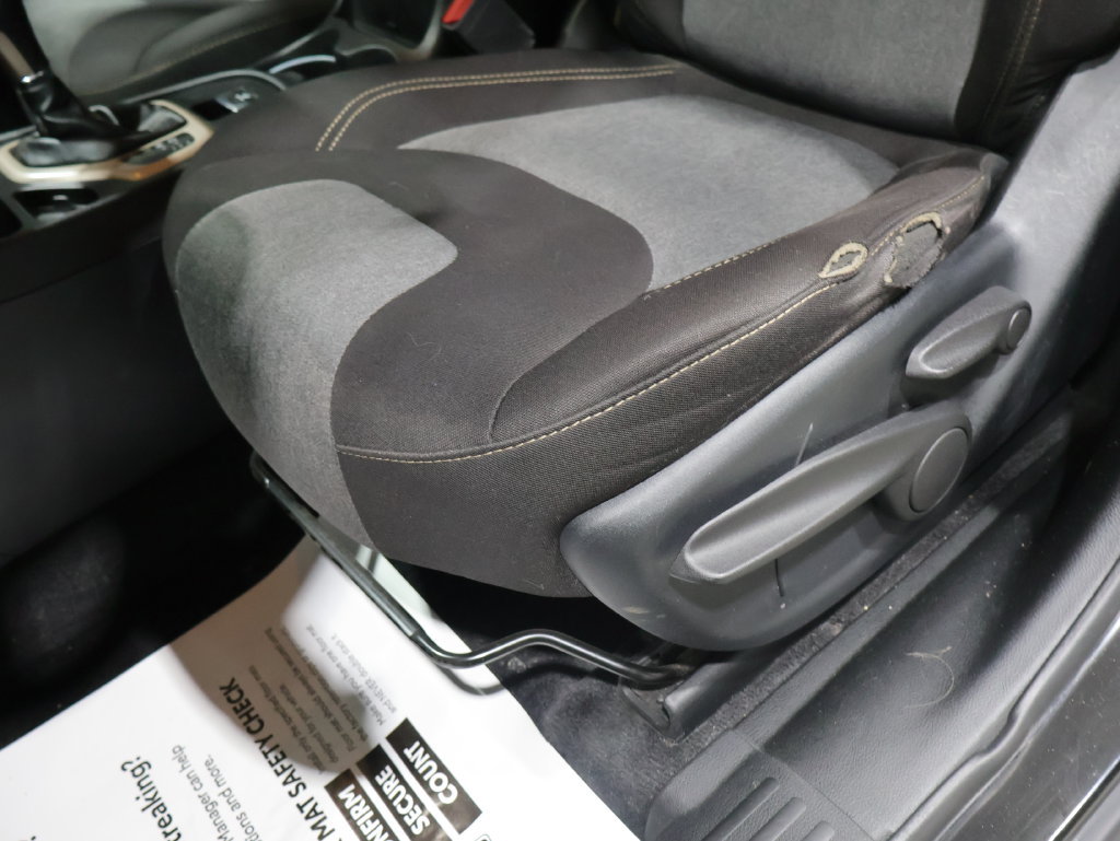 Used 2018 Jeep Cherokee Latitude w/ Cold Weather Group FWD image 11