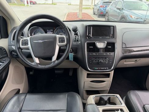 Used 2015 Chrysler Town & Country Touring FWD image 20