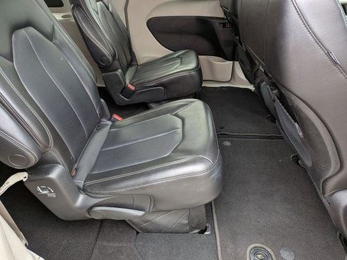Certified 2023 Chrysler Pacifica Touring-L FWD image 28