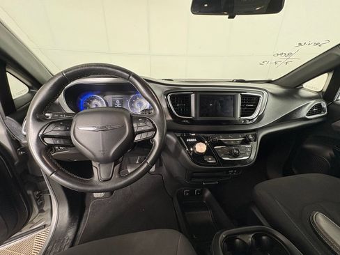 Used 2018 Chrysler Pacifica Touring Plus w/ S Appearance Package FWD image 6