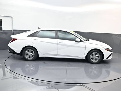 Certified 2026 Hyundai Elantra SE FWD image 3