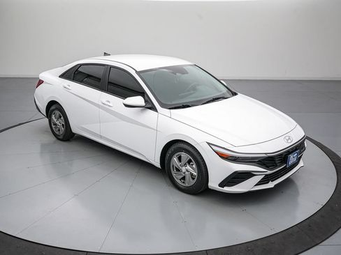 Used 2025 Hyundai Elantra SE FWD image 2