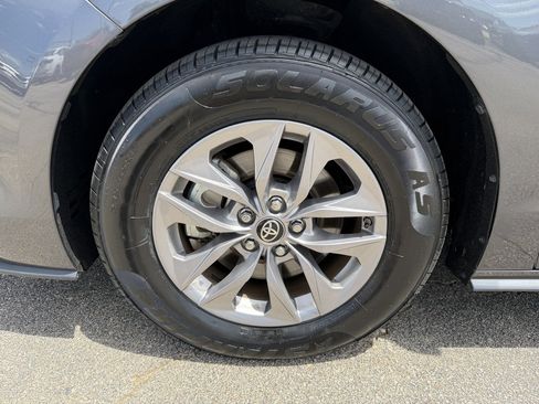 Used 2025 Toyota Sienna XLE w/ XLE Plus Package AWD/4WD image 9