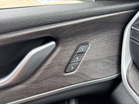 Used 2023 Jeep Grand Cherokee Limited w/ Luxury Tech Group II image 8