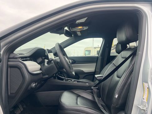 Used 2025 Jeep Compass Limited image 11