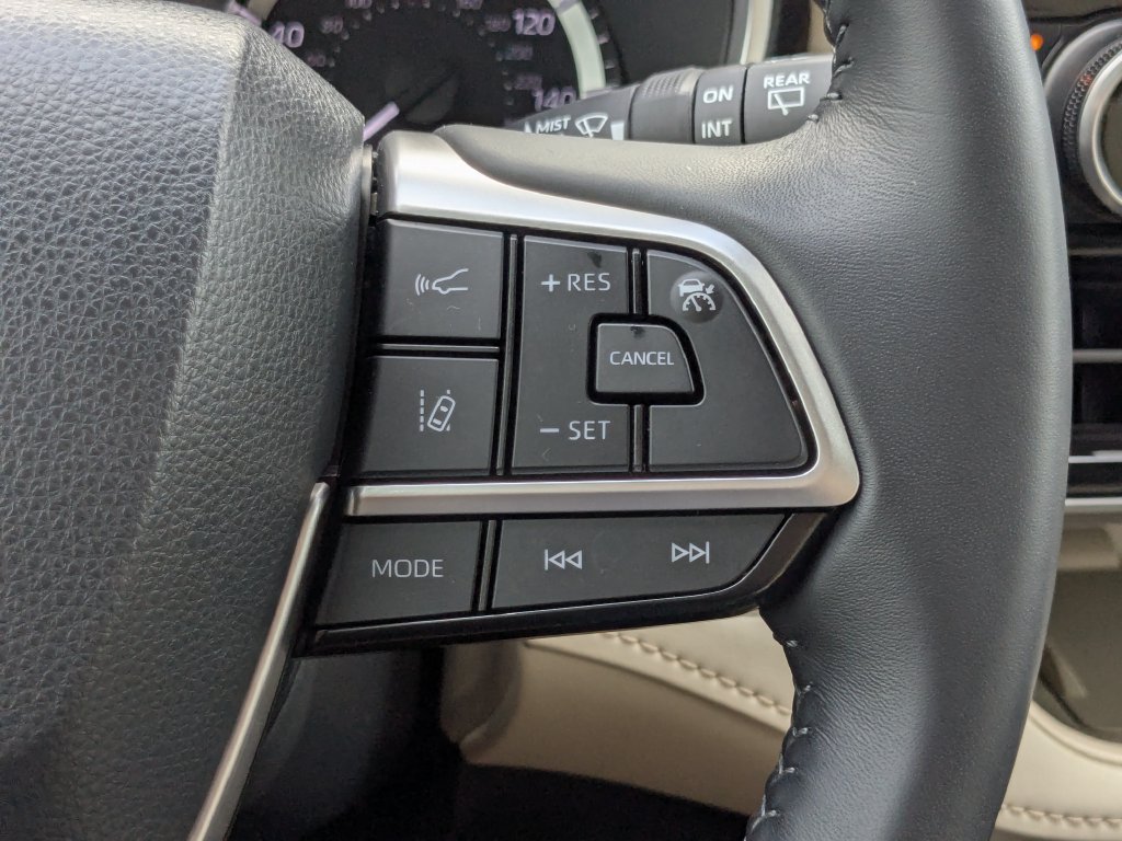 Used 2024 Toyota Highlander XLE FWD image 31