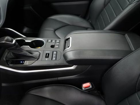 Used 2023 Toyota Highlander XLE image 59