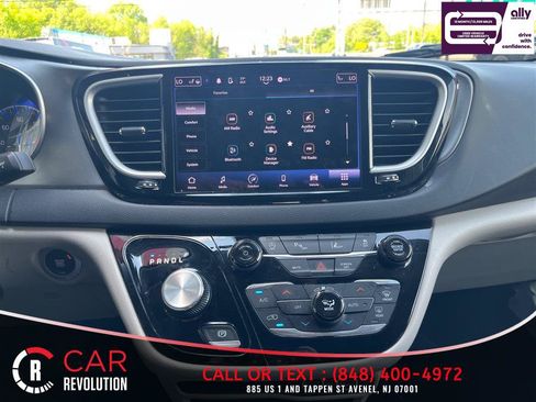Used 2023 Chrysler Pacifica Touring-L FWD image 23