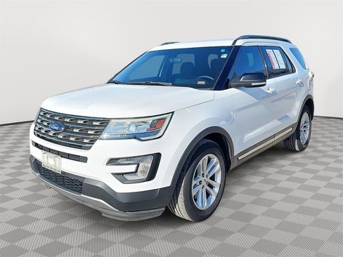 Used 2017 Ford Explorer XLT image 1