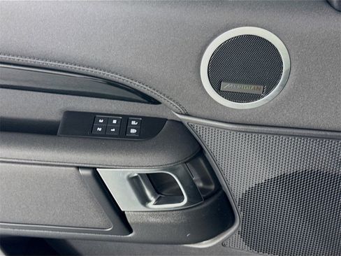 Certified 2025 Land Rover Discovery S image 17