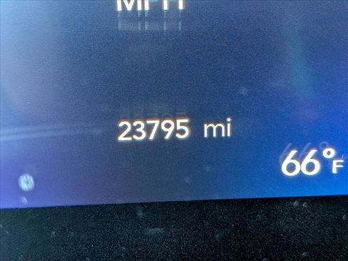 Used 2025 Chrysler Pacifica Select image 10