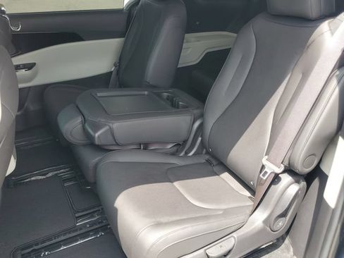 Used 2024 Kia Carnival EX FWD image 10