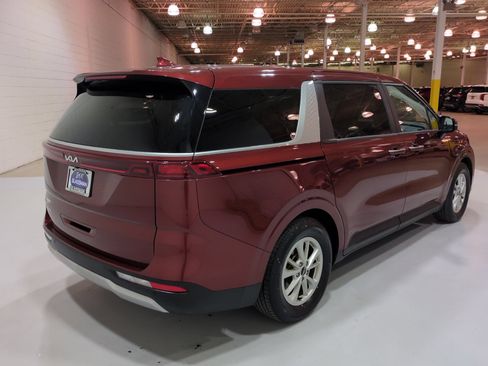 Used 2024 Kia Carnival LX FWD image 3