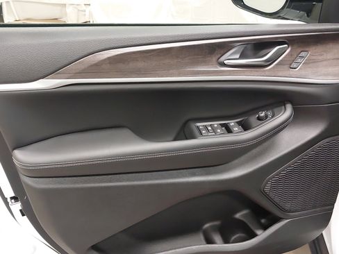 New 2025 Jeep Grand Cherokee L Limited image 24