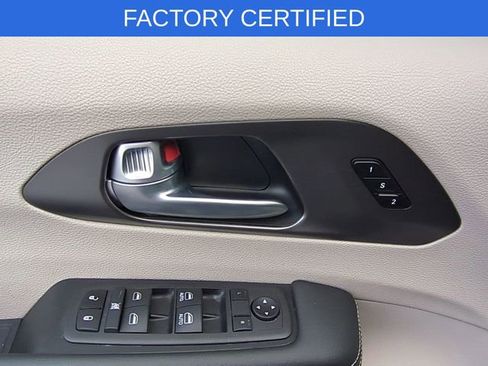 Certified 2024 Chrysler Pacifica Touring-L image 26