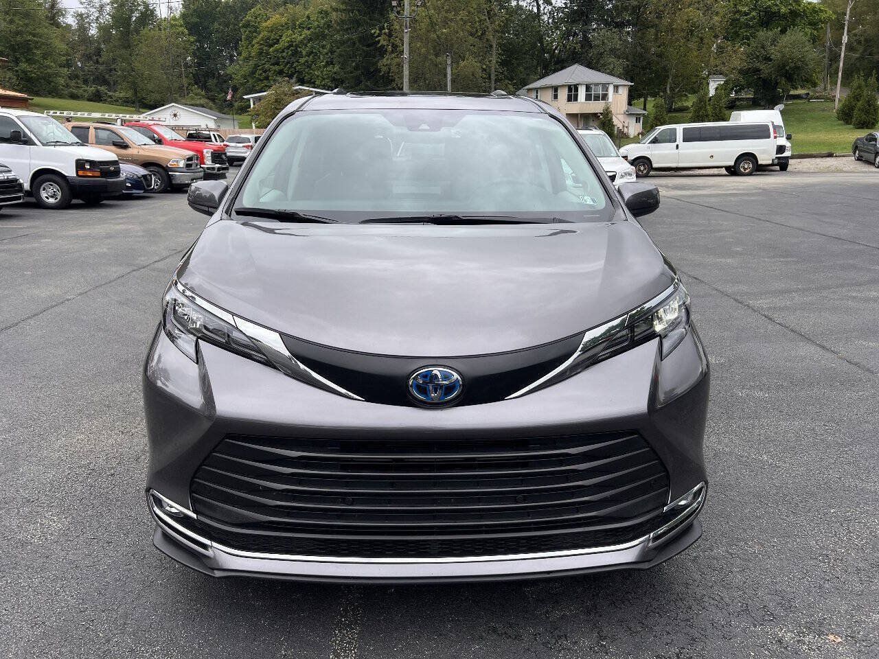 Used 2024 Toyota Sienna XLE w/ XLE Plus Package AWD/4WD image 2
