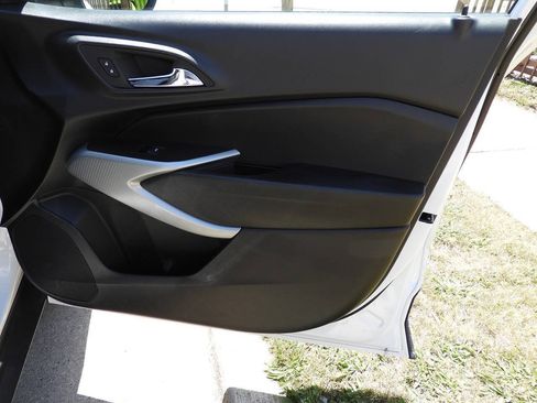 Used 2025 Chevrolet Trax LS w/ LS Convenience Package FWD image 38