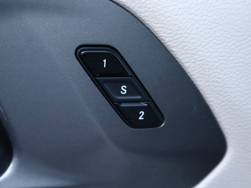 Used 2024 Chrysler Pacifica Touring-L FWD image 9