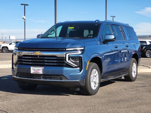 Used 2025 Chevrolet Suburban LT image 4