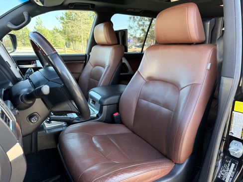 Used 2017 Toyota Land Cruiser image 35