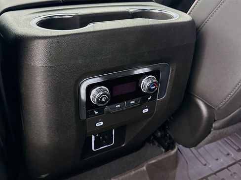 Used 2024 GMC Yukon SLT w/ SLT Luxury Package image 28