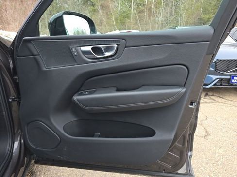 Certified 2025 Volvo XC60 B5 Core image 17