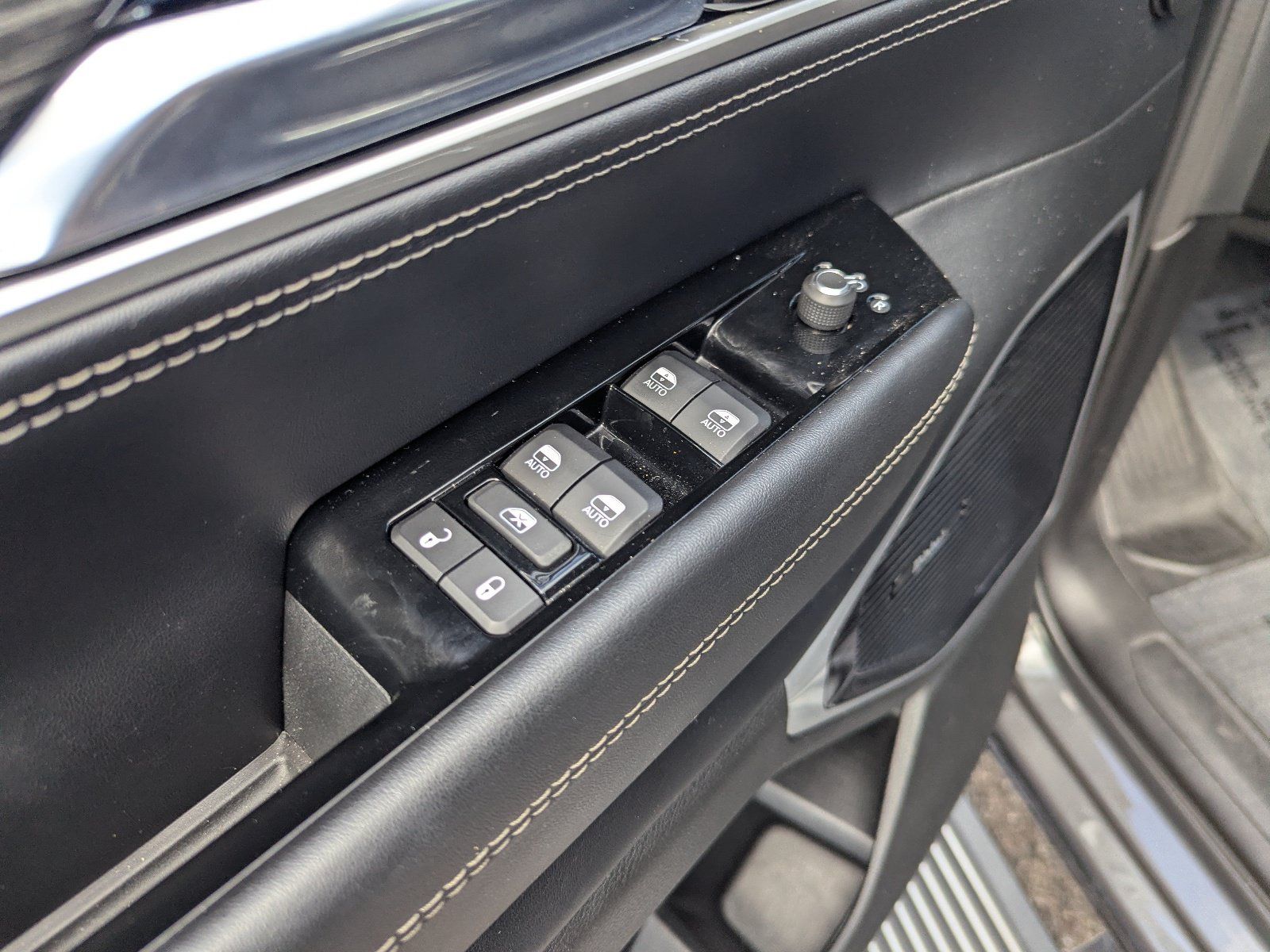 Used 2022 Jeep Wagoneer Series III w/ Premium Group I AWD/4WD image 22