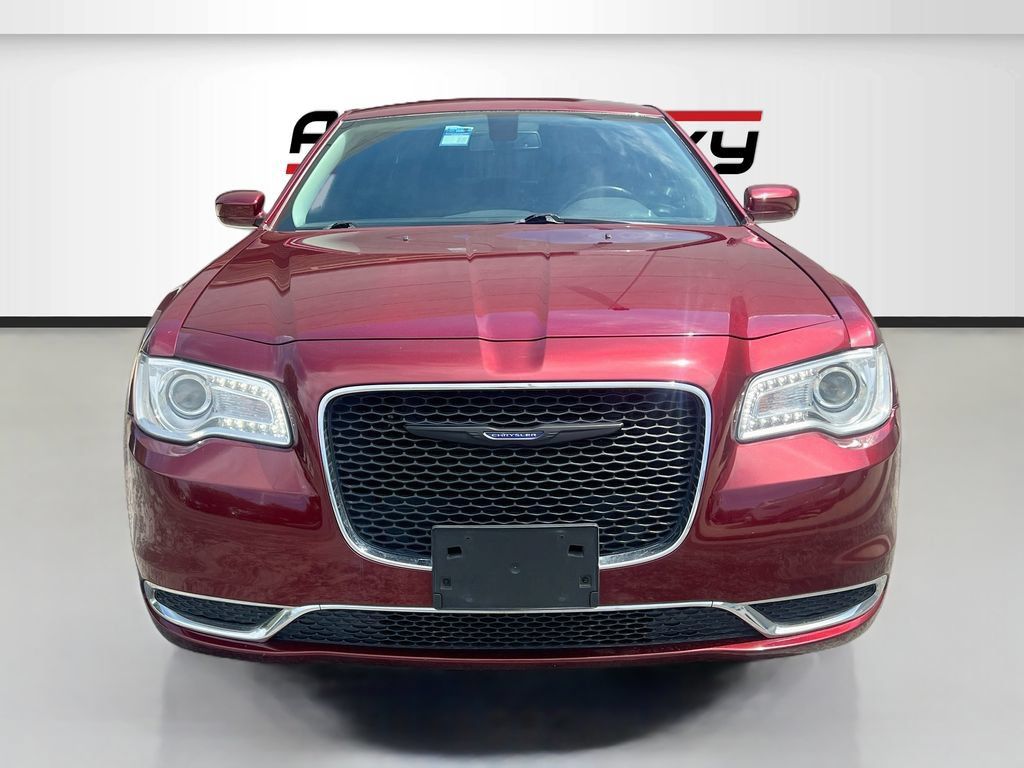 Used 2020 Chrysler 300 Touring RWD image 2