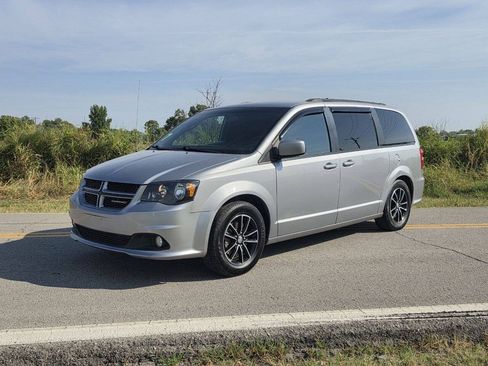 Used 2018 Dodge Grand Caravan GT FWD image 2