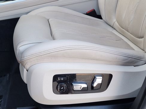 Used 2022 BMW ALPINA XB7 image 28