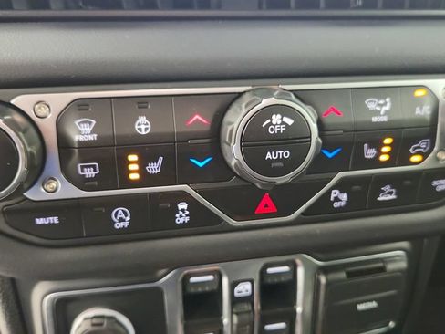 Used 2024 Jeep Gladiator Mojave AWD/4WD image 22