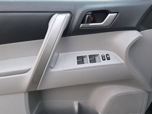 Used 2012 Toyota Highlander SE w/ Tow Pkg image 27