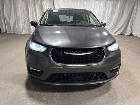 Used 2023 Chrysler Pacifica Touring-L image 2