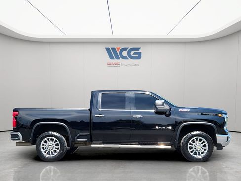 Used 2025 GMC Sierra 2500 AT4X AWD/4WD image 3