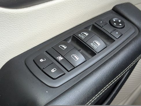 Certified 2020 Chrysler Voyager Lxi FWD image 23