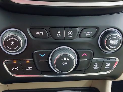 Used 2021 Jeep Cherokee Latitude FWD image 22