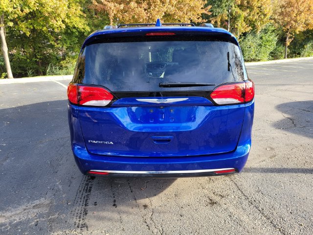 Used 2018 Chrysler Pacifica Touring-L Plus FWD image 4